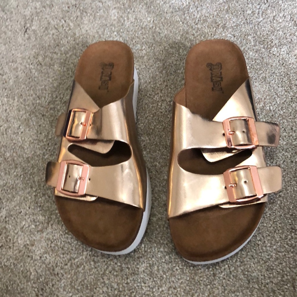 Metallic flatform sandal